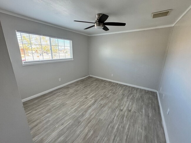 Building Photo - Beautifully renovated 3-bedroom, 2-bathroom