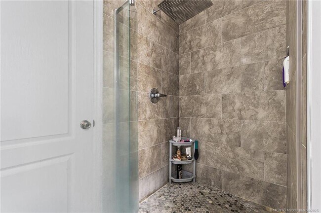 Building Photo - 728 NW Waterlily Pl