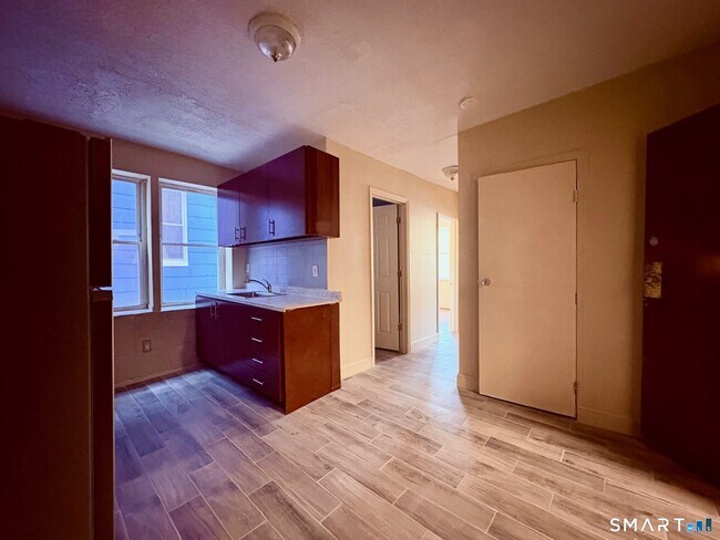 Building Photo - 2 Read St