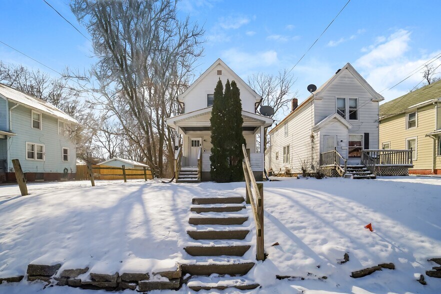 Building Photo - 204 E Thrush Ave