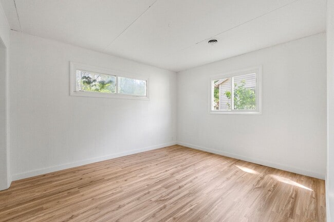 Building Photo - NEW LISTING! 3 BEDROOM HOUSE!