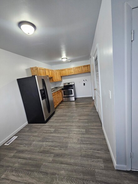 Building Photo - 741 Riverside Dr