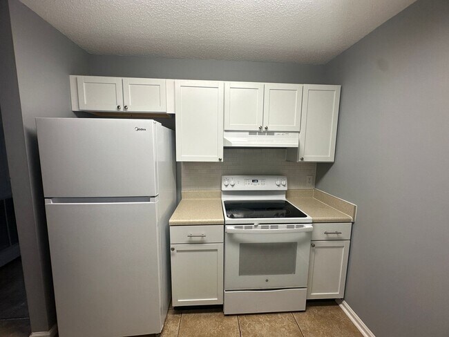 Building Photo - Briarwood West!  End Unit!