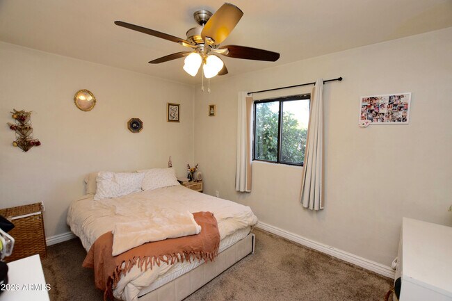 Building Photo - 946 E Denton Ln