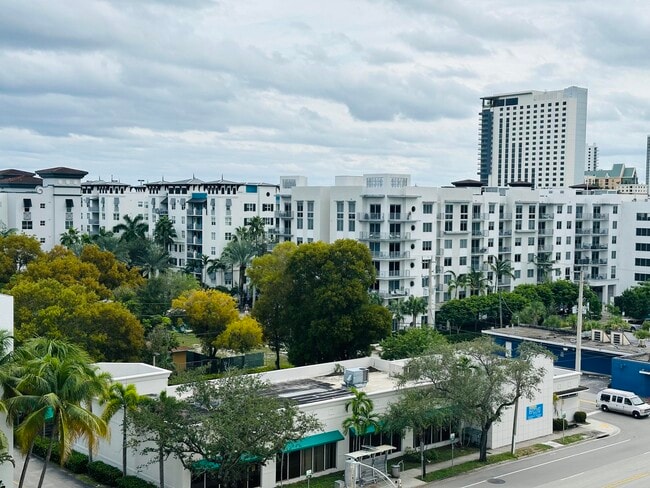 Building Photo - 533 NE 3rd Ave