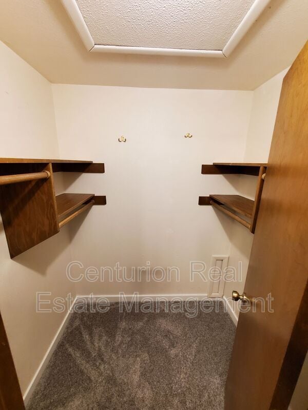 Building Photo - 869 Meadowlawn Dr SE