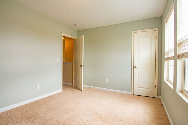 Building Photo - 4 Bedroom 3 Bathroom Home- Pets Okay!