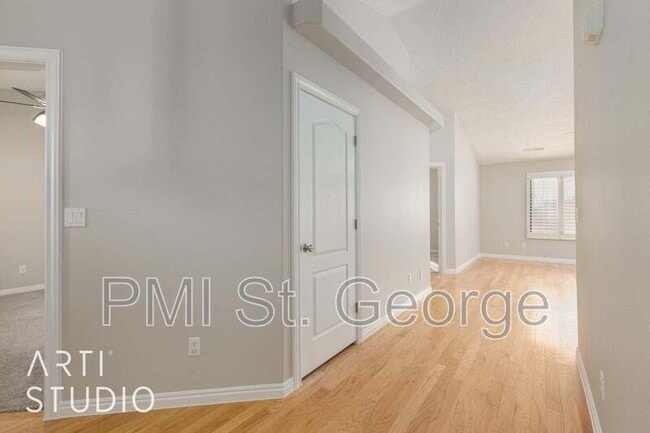 Building Photo - 545 S Valley View Dr