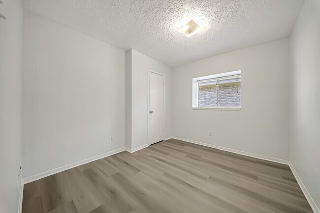Building Photo - 16897 Blue Jay St