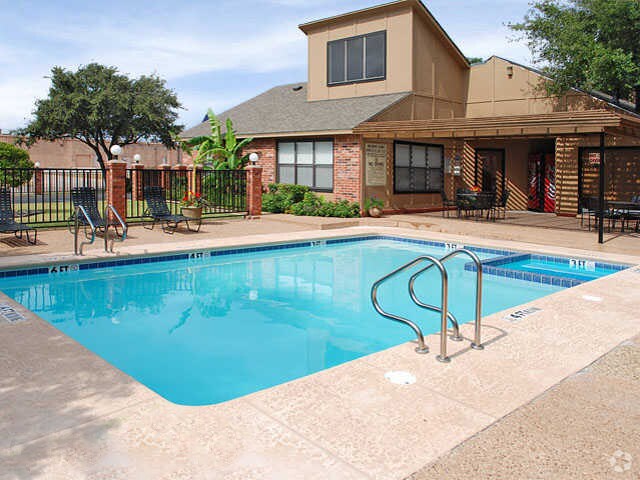 Pool - Wellington Place Apartments