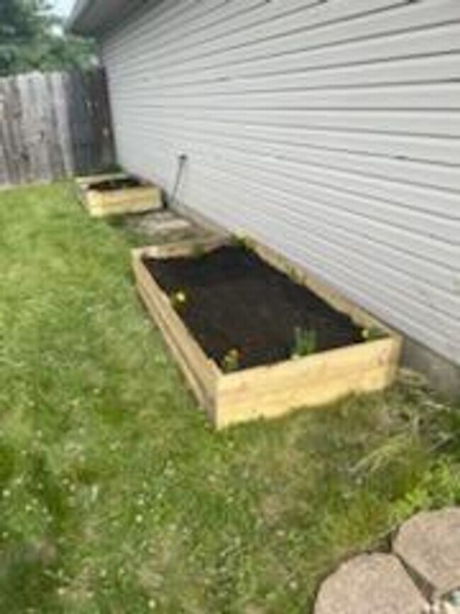 Building Photo - AVAILABLE 1/1/2026- 3 Bedroom / 2 Full Bath Home in Englewood!