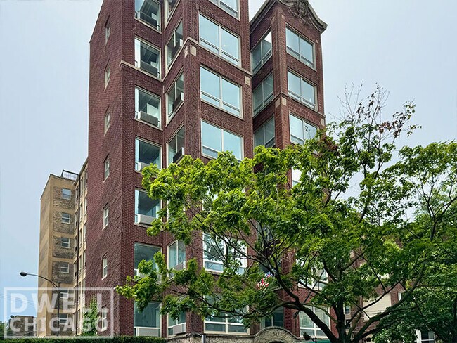 Building Photo - 901 W Carmen Ave