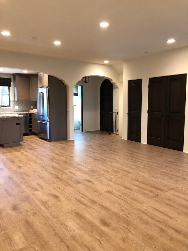 Building Photo - 433 APS