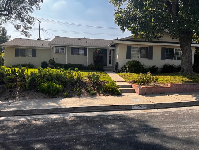 Granada Hills House - 11629 Woodley Ave