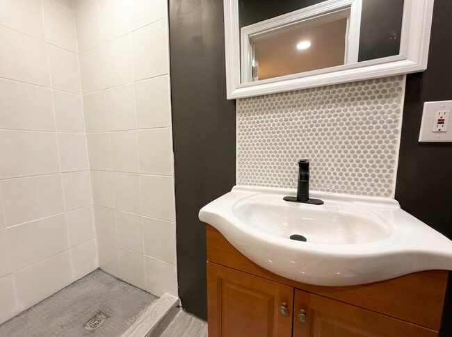 Building Photo - 347 Kerlin St