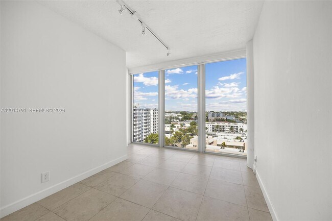 Building Photo - 900 Bay Dr