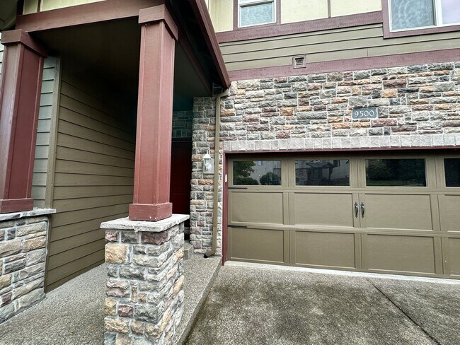 Building Photo - Beautiful 6-bedroom 4-bathroom home in an upscale neighborhood in the Sexton Mountain section of ...