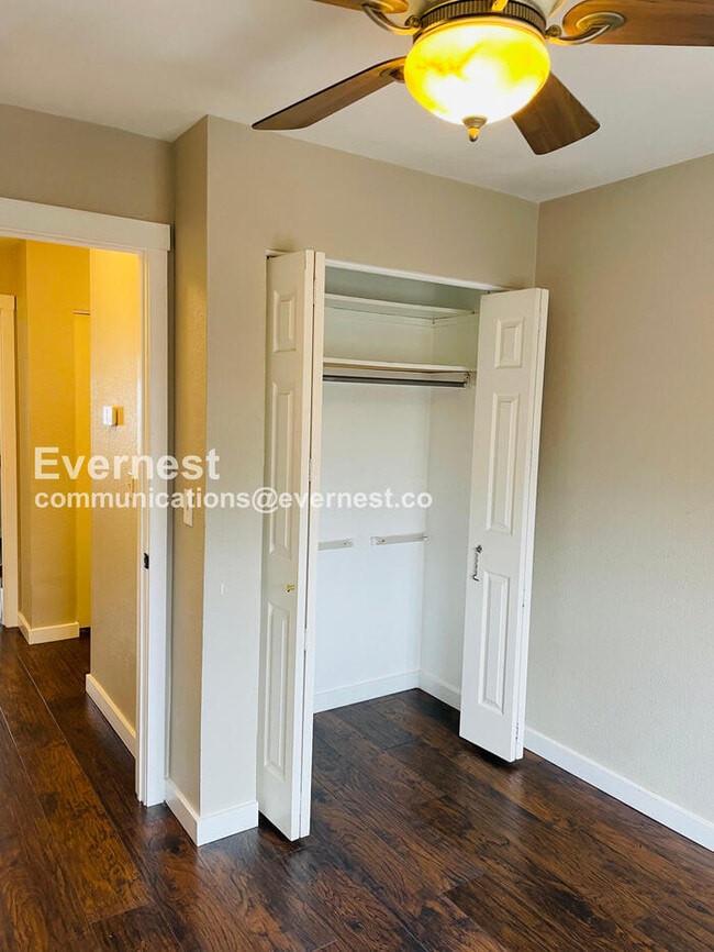 Building Photo - 2107 S Acoma St