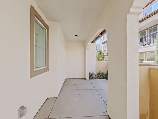 Building Photo - Los Alamitos Condo - 3 Bedroom / 2.5 Bathr...