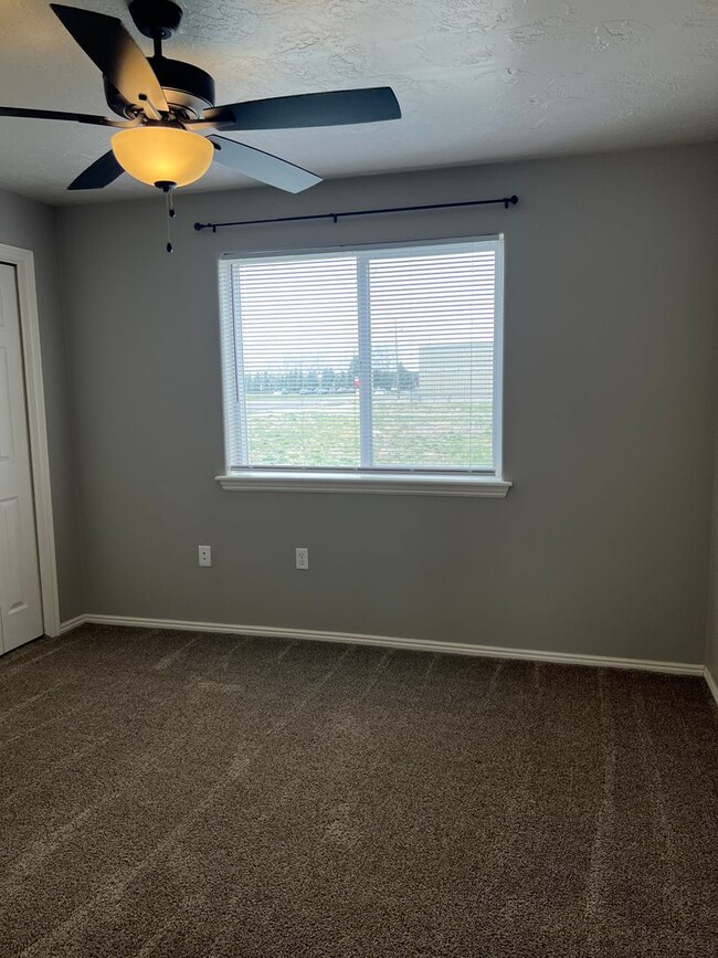 Building Photo - BEAUTIFUL 2 Bed 1 bath Continental condo w...