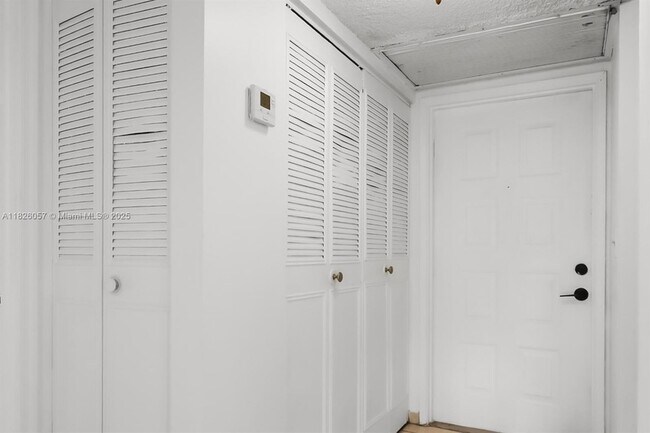 Building Photo - 10167 Twin Lakes Dr