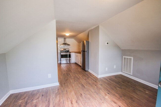 Building Photo - 2 Bedroom in the Heart of Highland Park! Parking included!