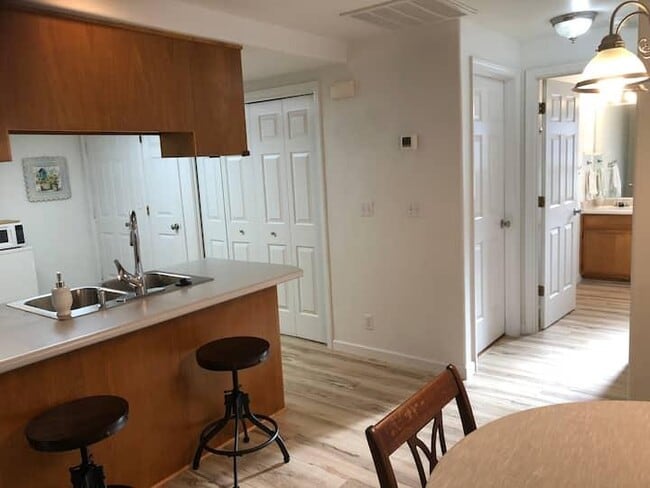 Building Photo - 525 Primrose Dr