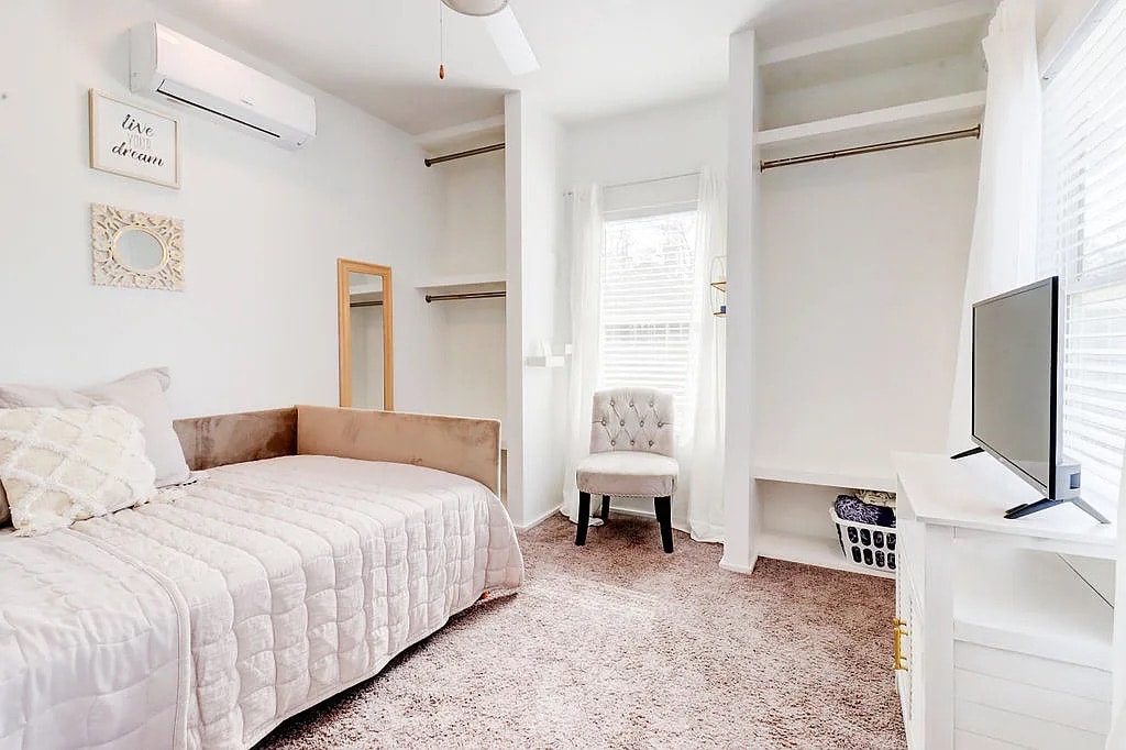 Building Photo - Room in House on Bowen Ave SE