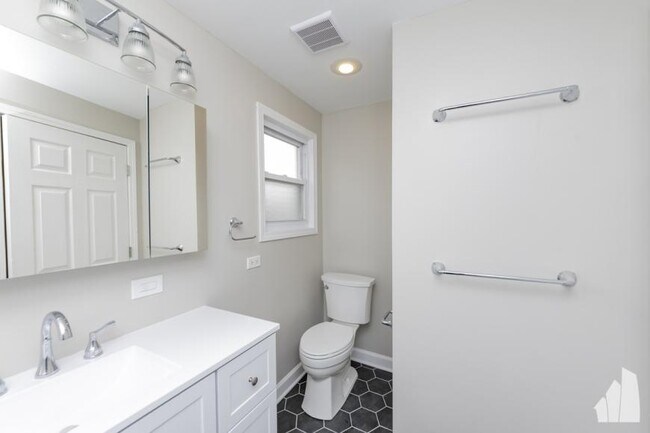 Building Photo - 4 bedroom in Chicago IL 60642