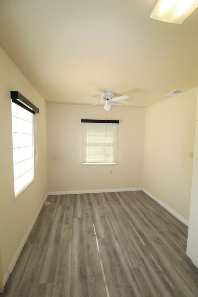 Building Photo - Quaint Home in Desirable Midtown Neighborhood!