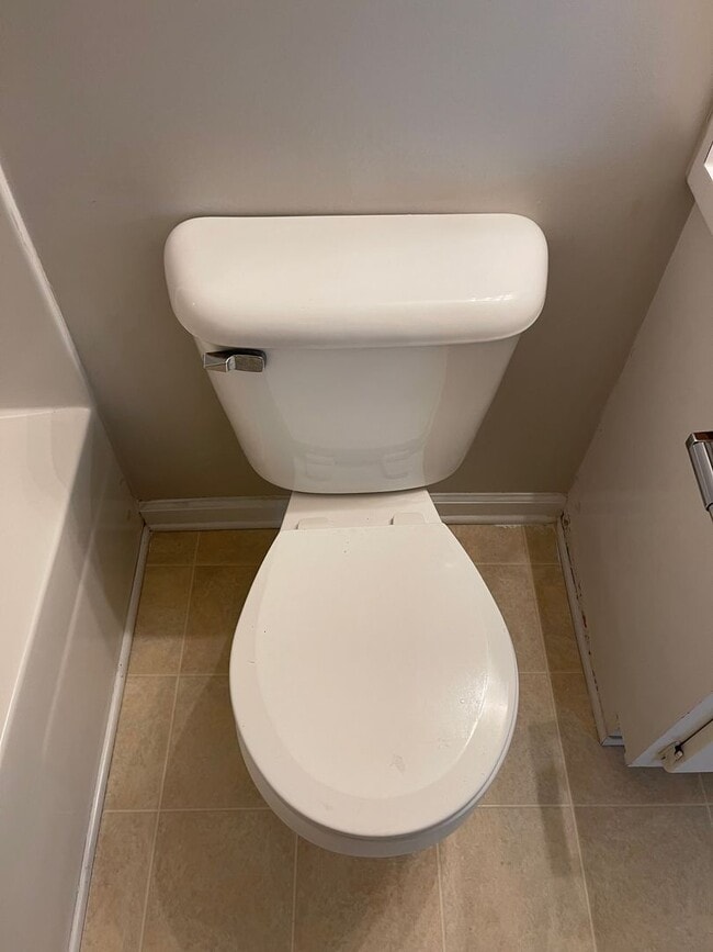 Building Photo - Foxhill Commons - 12 Month Minimal Lease! ...