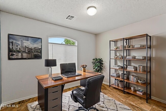 Building Photo - 14336 Desert Sage Dr