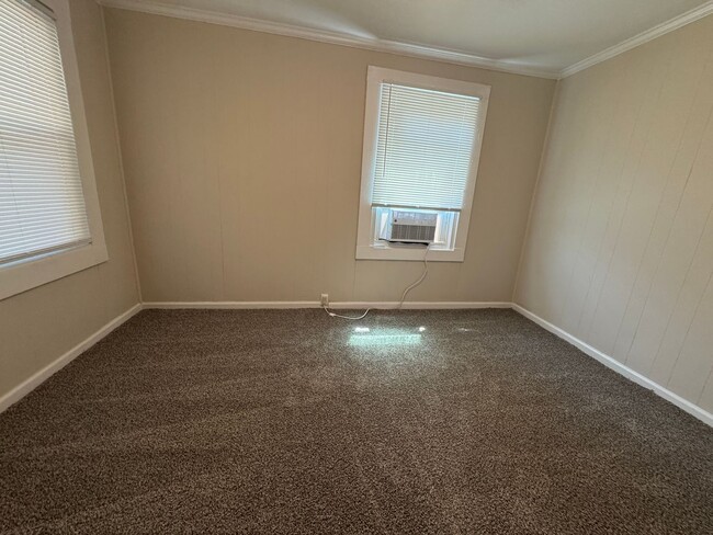 Building Photo - Move-in Ready!