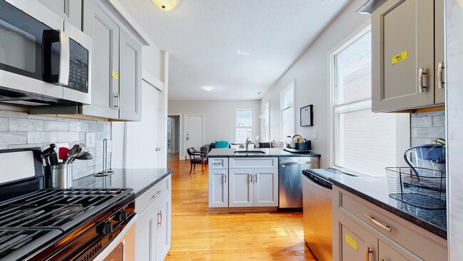 Building Photo - 6 Bedroom Apartment in Science Hill, close to downtown! (Laundry In Unit)