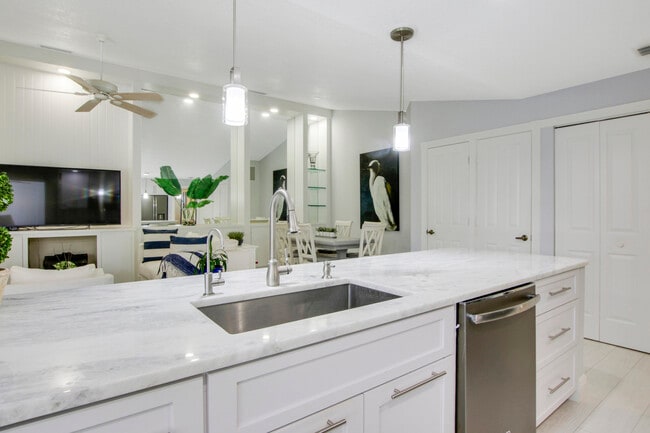 Building Photo - 5701 Red Oak Ct