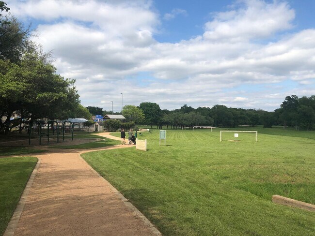 Building Photo - Great 4 bed 2.5 bath on Greenbelt