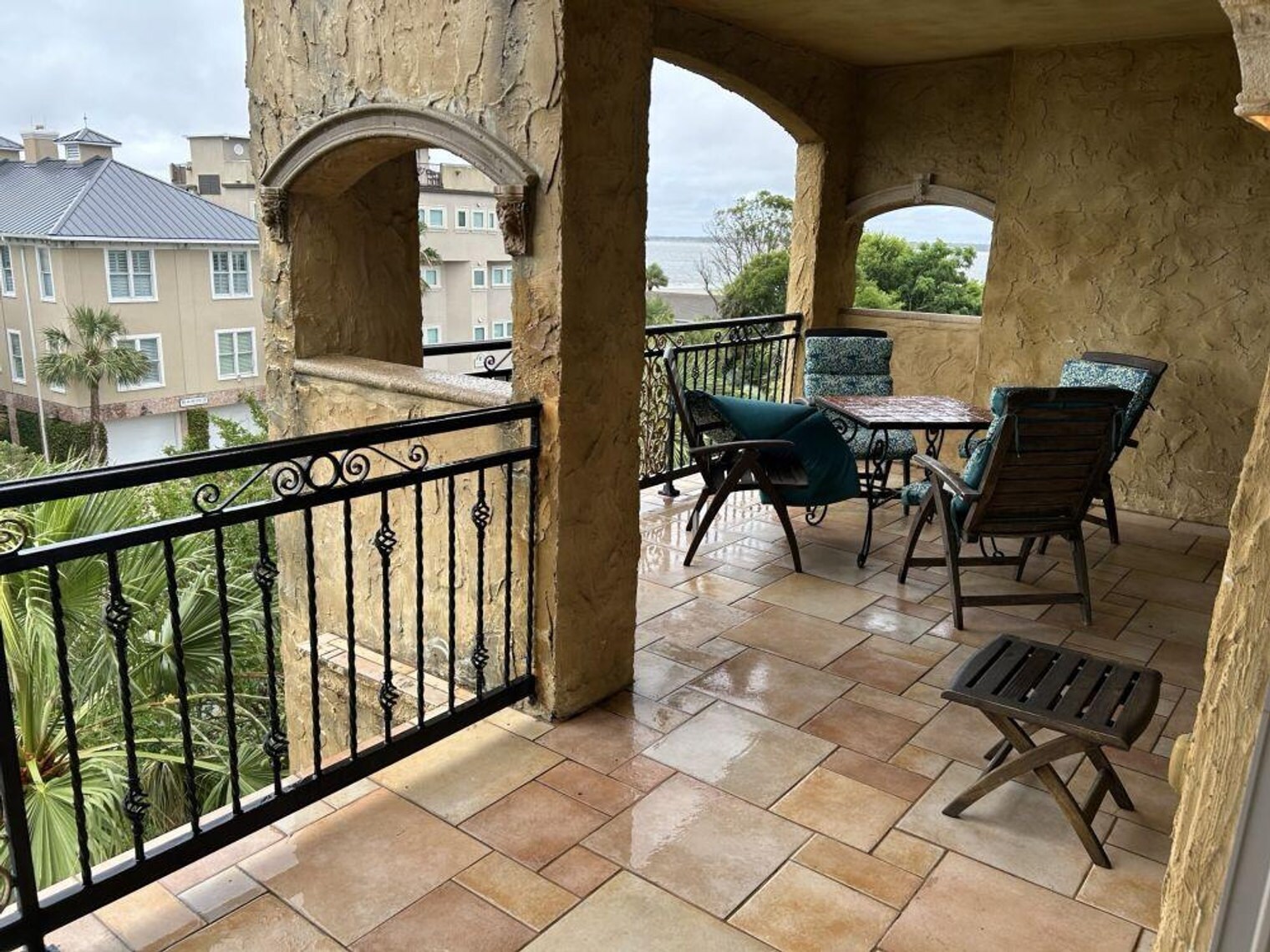 Building Photo - 935 Beach View Drive-SI ID1267834P