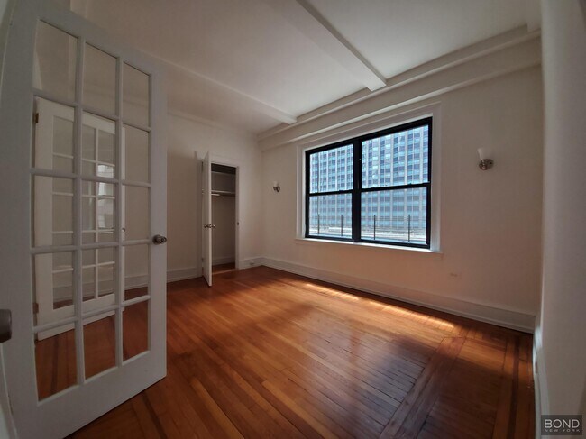 Building Photo - 140 W 55th St