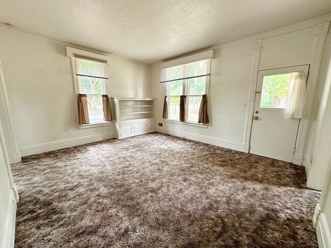 Building Photo - Charming 3 Bedroom Home Near Downtown Elle...