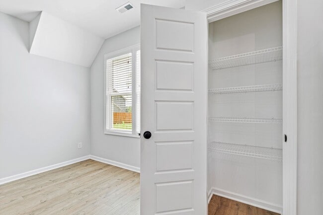 Building Photo - Nearly New 3 Bedroom home minutes to downt...