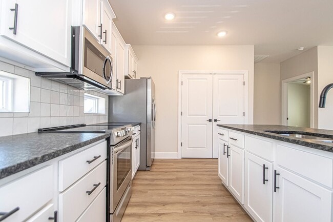 Building Photo - 2 Bed 2 Bath 2 Car Garage Townhome in Rock...