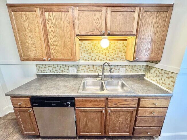 Building Photo - 3880 Spottswood Ave