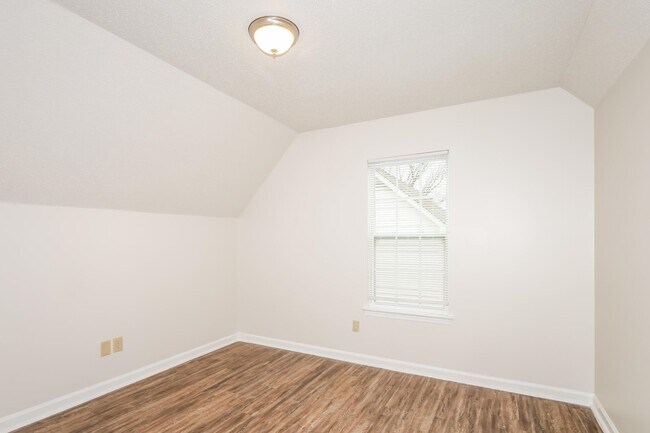 Building Photo - 5530 Oak Branch Cir N