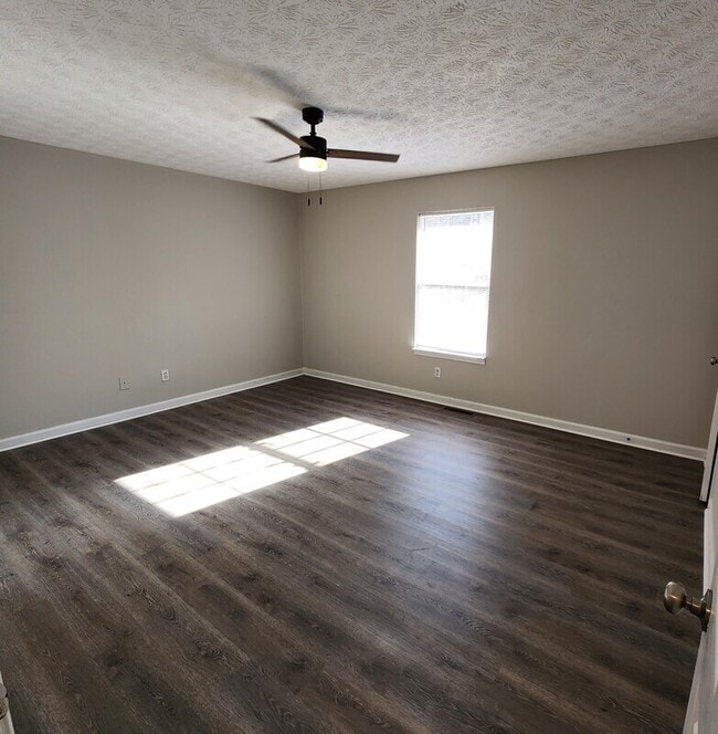 Building Photo - 215 Green Acre Ln