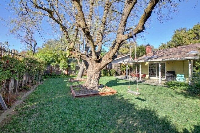 Building Photo - Great Central Davis 3 bedroom 2 bath home
