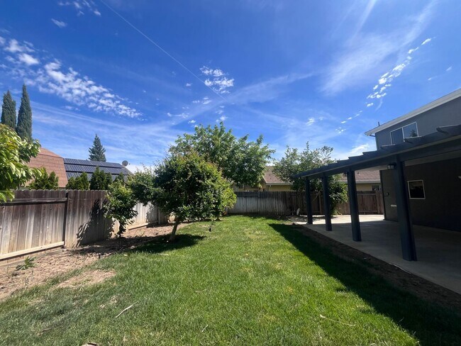 Building Photo - Bright & Spacious Woodland Home with Functional Layout 3 bed/2.5 bath