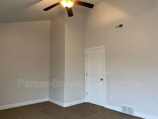 Building Photo - 5561 W Pkwy W