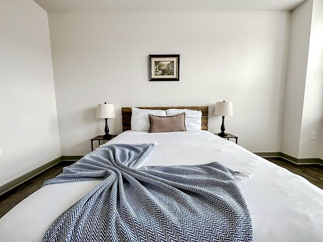 Building Photo - 111 E 4th St