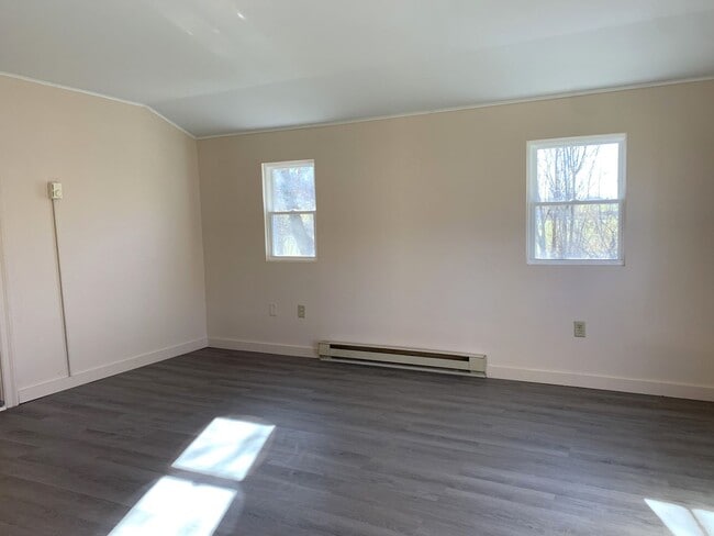Building Photo - Single family home with 3 beds/1 bath