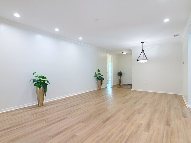 Building Photo - 221 W Fiesta Key Loop
